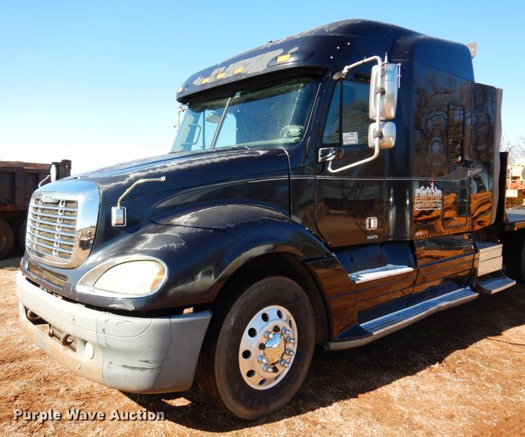 image for item DF0103 2005 Freightliner Columbia 120  semi truck