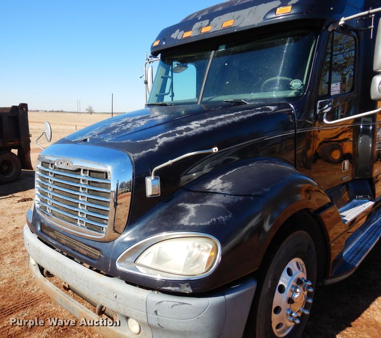 image for item DF0103 2005 Freightliner Columbia 120  semi truck