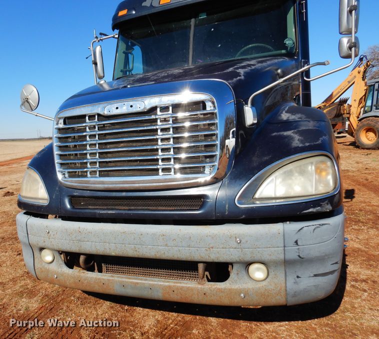 image for item DF0103 2005 Freightliner Columbia 120  semi truck
