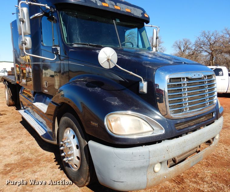 image for item DF0103 2005 Freightliner Columbia 120  semi truck