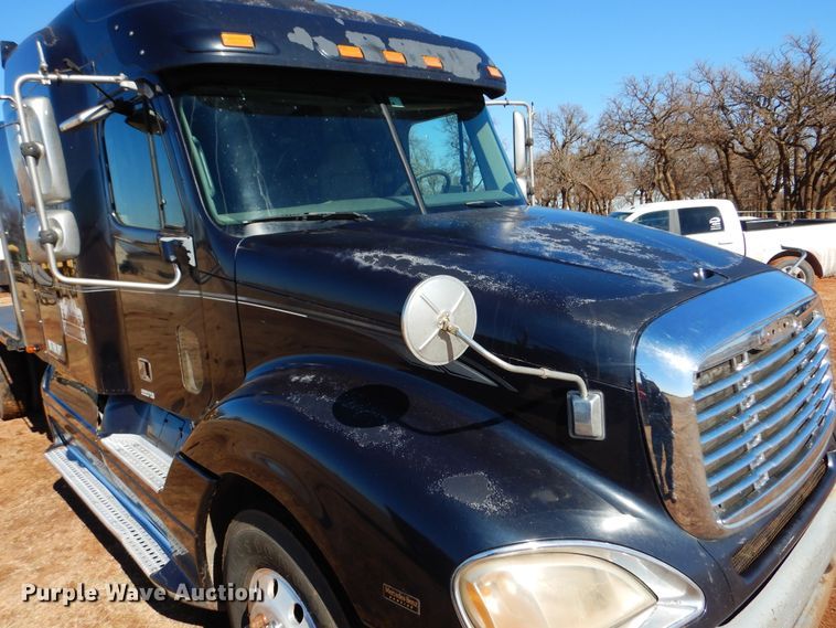 image for item DF0103 2005 Freightliner Columbia 120  semi truck