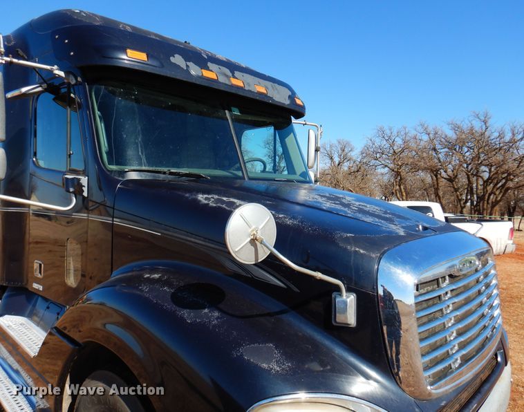 image for item DF0103 2005 Freightliner Columbia 120  semi truck