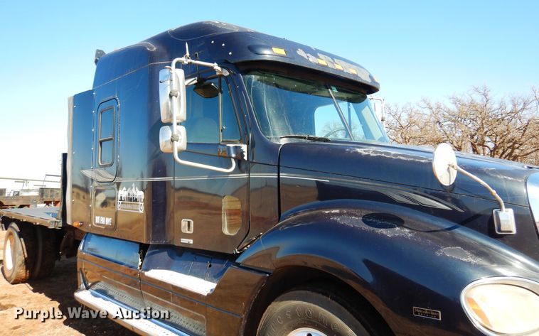 image for item DF0103 2005 Freightliner Columbia 120  semi truck