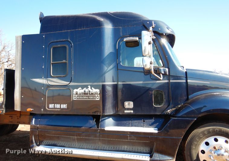image for item DF0103 2005 Freightliner Columbia 120  semi truck