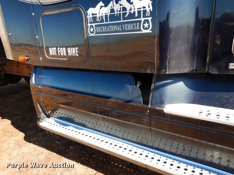 image for item DF0103 2005 Freightliner Columbia 120  semi truck