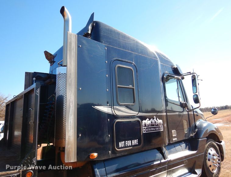 image for item DF0103 2005 Freightliner Columbia 120  semi truck