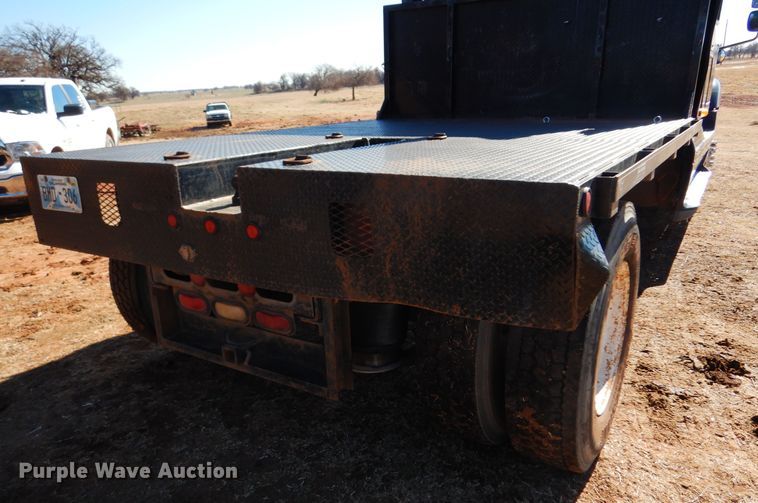 image for item DF0103 2005 Freightliner Columbia 120  semi truck