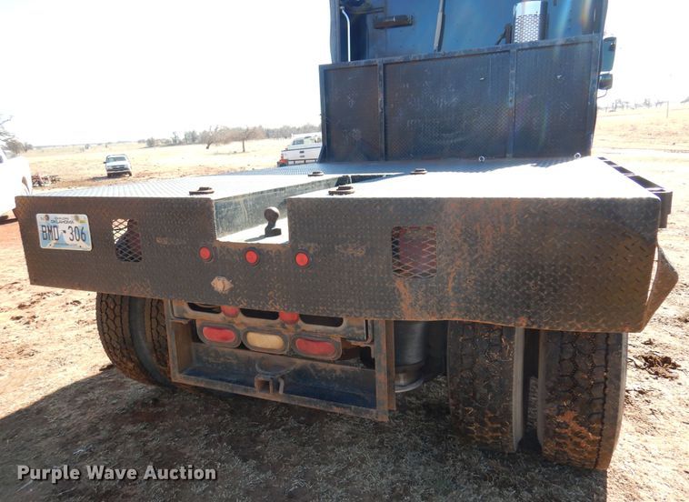 image for item DF0103 2005 Freightliner Columbia 120  semi truck