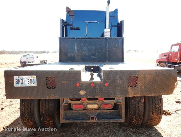 image for item DF0103 2005 Freightliner Columbia 120  semi truck