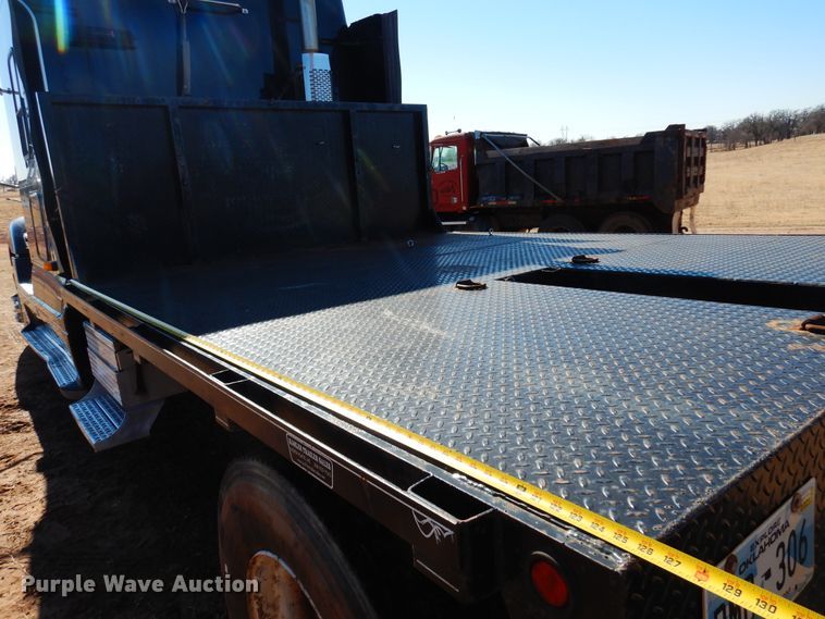 image for item DF0103 2005 Freightliner Columbia 120  semi truck