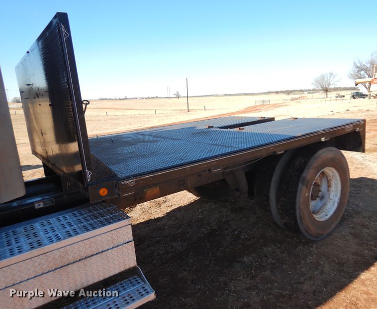 image for item DF0103 2005 Freightliner Columbia 120  semi truck