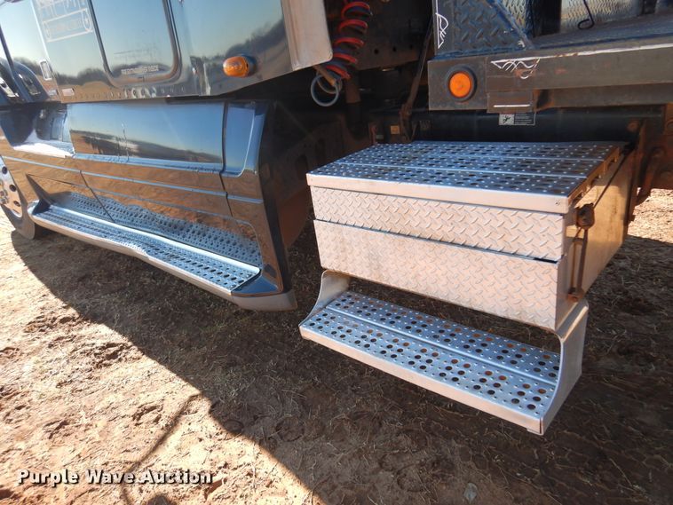 image for item DF0103 2005 Freightliner Columbia 120  semi truck