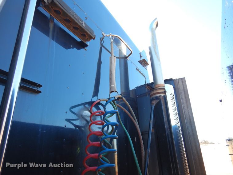 image for item DF0103 2005 Freightliner Columbia 120  semi truck