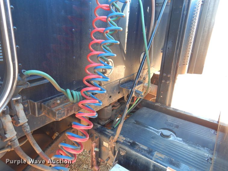 image for item DF0103 2005 Freightliner Columbia 120  semi truck