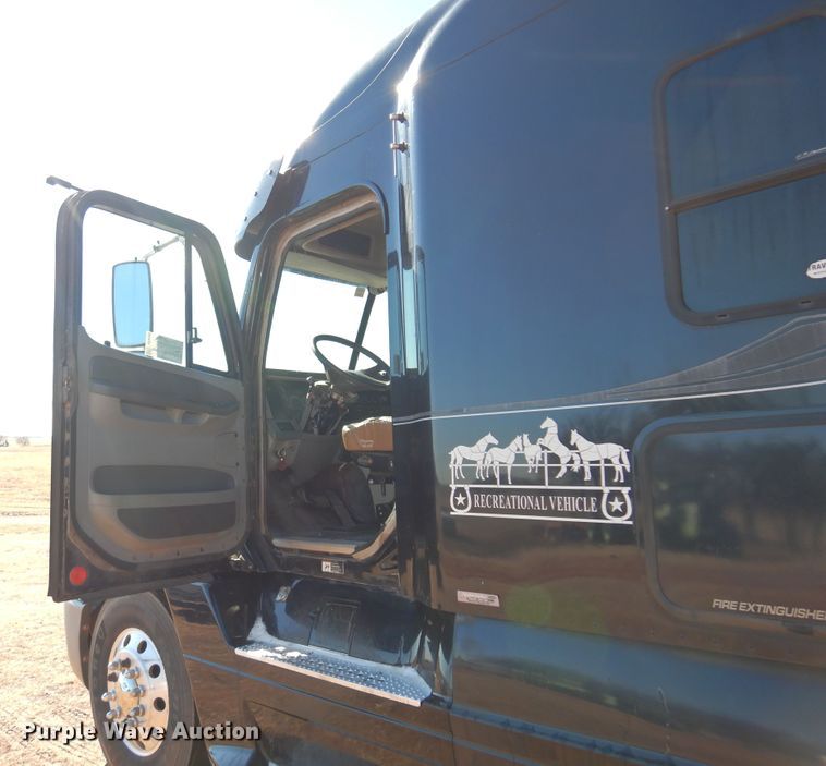 image for item DF0103 2005 Freightliner Columbia 120  semi truck