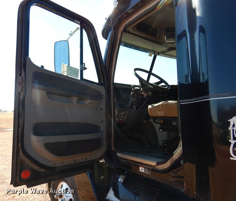 image for item DF0103 2005 Freightliner Columbia 120  semi truck