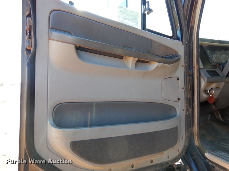 image for item DF0103 2005 Freightliner Columbia 120  semi truck