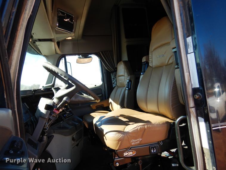 image for item DF0103 2005 Freightliner Columbia 120  semi truck