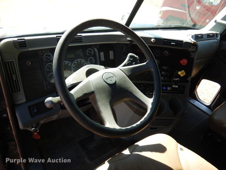 image for item DF0103 2005 Freightliner Columbia 120  semi truck