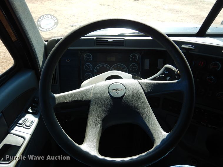 image for item DF0103 2005 Freightliner Columbia 120  semi truck