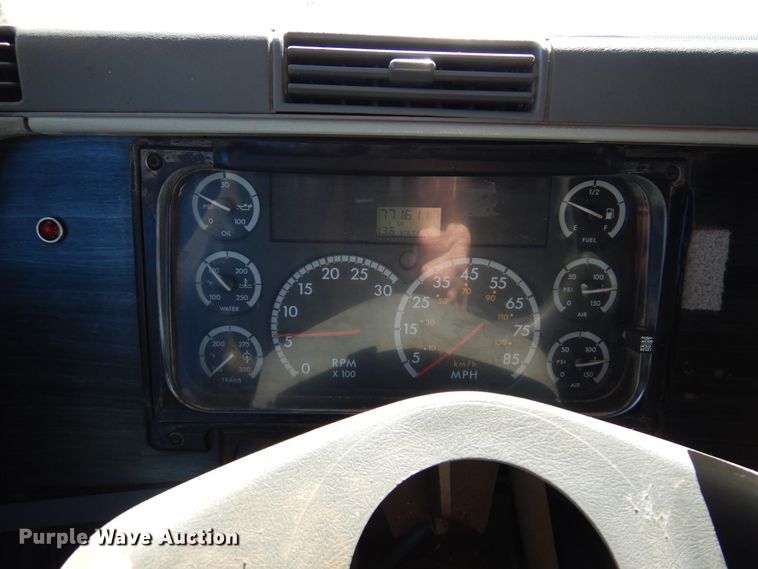 image for item DF0103 2005 Freightliner Columbia 120  semi truck