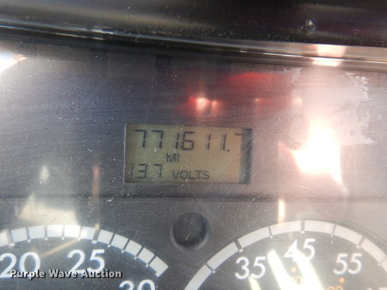 image for item DF0103 2005 Freightliner Columbia 120  semi truck