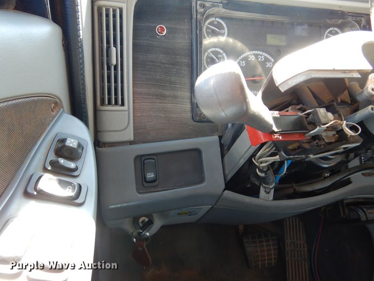 image for item DF0103 2005 Freightliner Columbia 120  semi truck