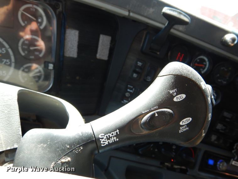 image for item DF0103 2005 Freightliner Columbia 120  semi truck