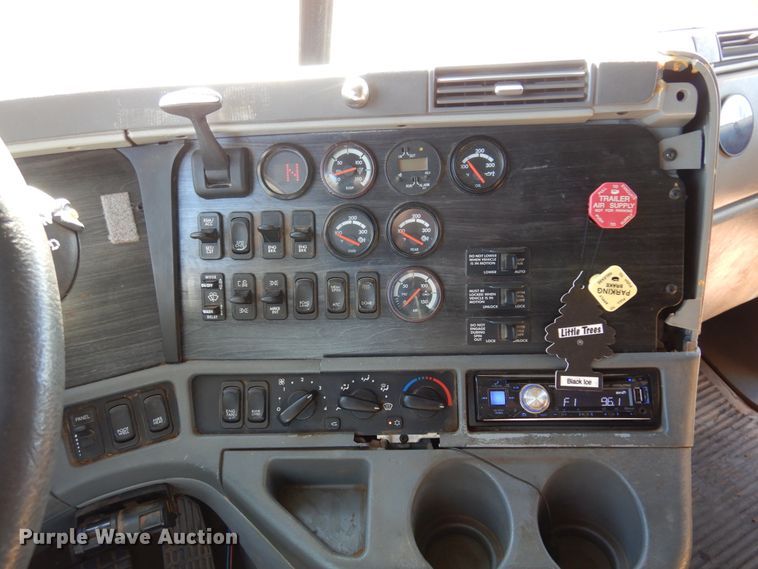 image for item DF0103 2005 Freightliner Columbia 120  semi truck