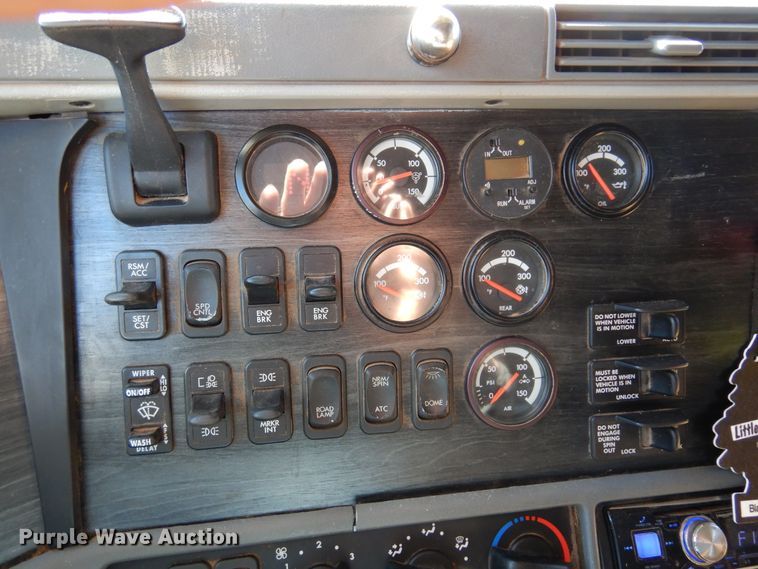 image for item DF0103 2005 Freightliner Columbia 120  semi truck