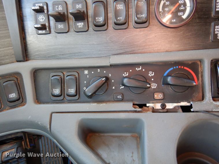 image for item DF0103 2005 Freightliner Columbia 120  semi truck