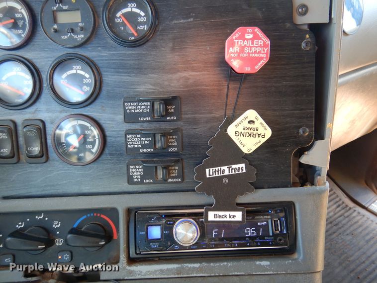 image for item DF0103 2005 Freightliner Columbia 120  semi truck