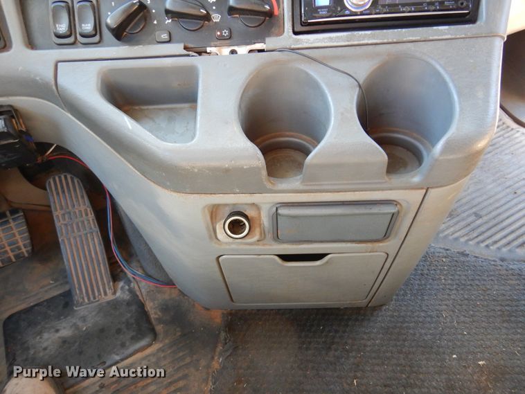 image for item DF0103 2005 Freightliner Columbia 120  semi truck