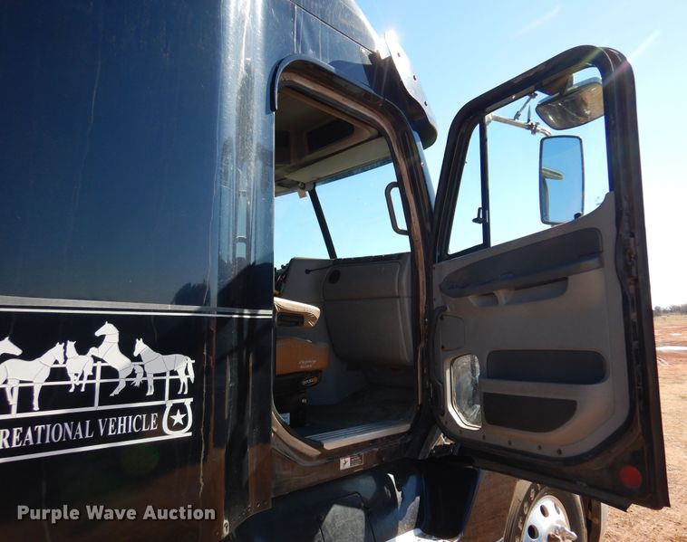 image for item DF0103 2005 Freightliner Columbia 120  semi truck