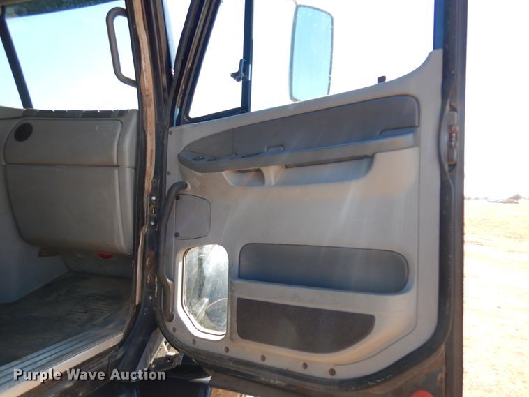 image for item DF0103 2005 Freightliner Columbia 120  semi truck