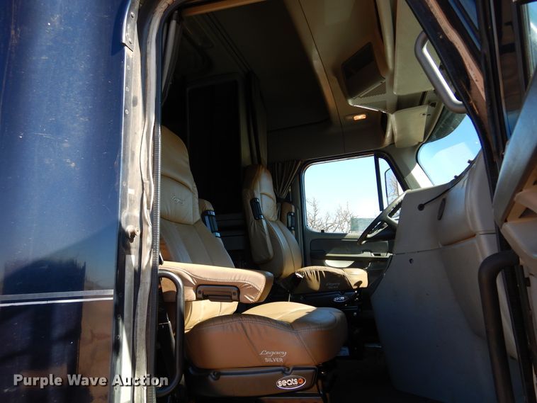 image for item DF0103 2005 Freightliner Columbia 120  semi truck