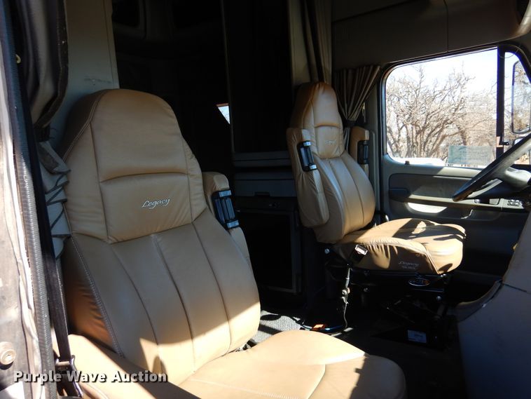 image for item DF0103 2005 Freightliner Columbia 120  semi truck