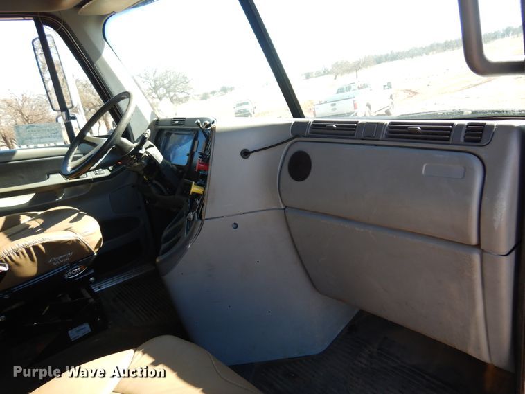 image for item DF0103 2005 Freightliner Columbia 120  semi truck