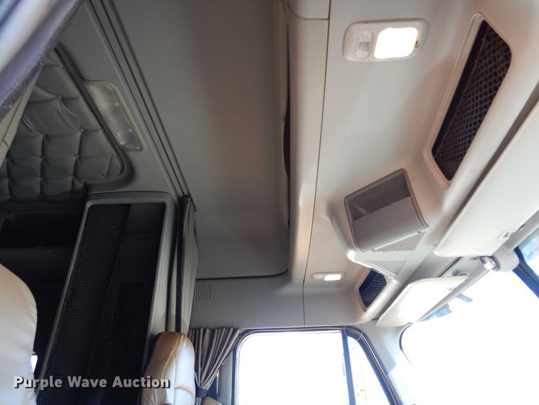 image for item DF0103 2005 Freightliner Columbia 120  semi truck