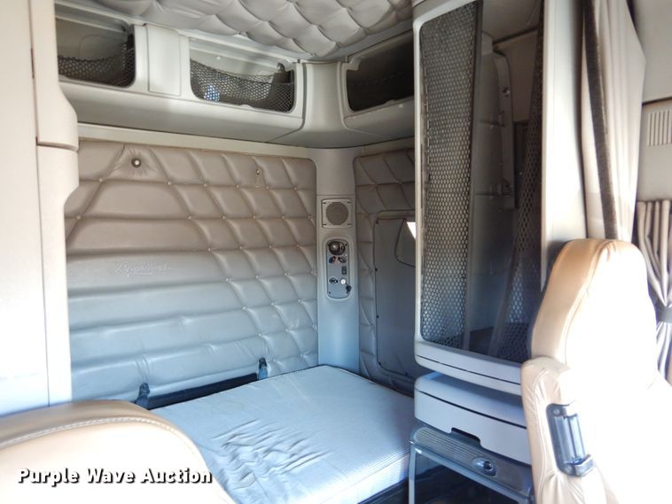 image for item DF0103 2005 Freightliner Columbia 120  semi truck