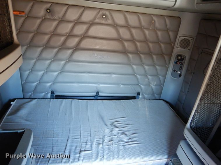 image for item DF0103 2005 Freightliner Columbia 120  semi truck