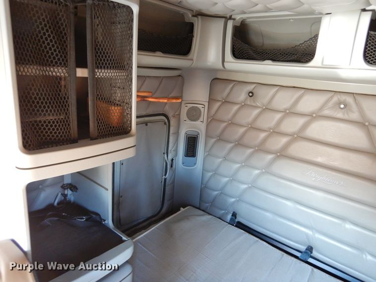 image for item DF0103 2005 Freightliner Columbia 120  semi truck