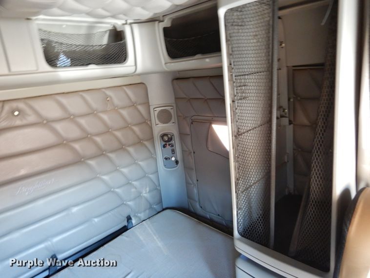 image for item DF0103 2005 Freightliner Columbia 120  semi truck