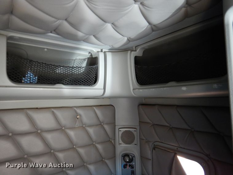 image for item DF0103 2005 Freightliner Columbia 120  semi truck