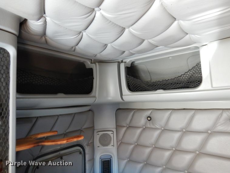 image for item DF0103 2005 Freightliner Columbia 120  semi truck