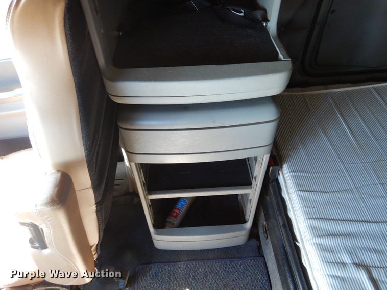 image for item DF0103 2005 Freightliner Columbia 120  semi truck