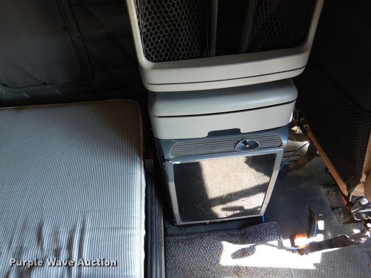 image for item DF0103 2005 Freightliner Columbia 120  semi truck