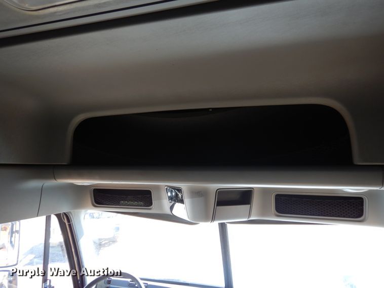 image for item DF0103 2005 Freightliner Columbia 120  semi truck