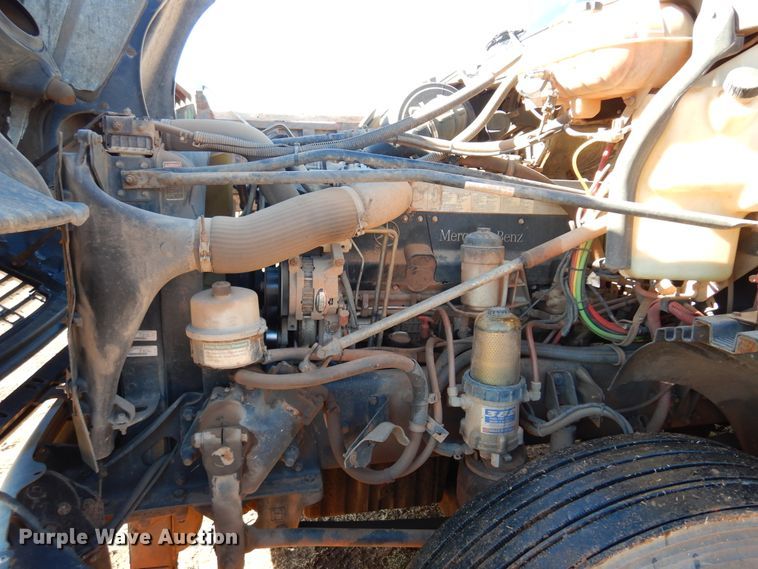 image for item DF0103 2005 Freightliner Columbia 120  semi truck