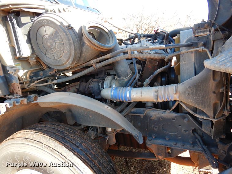 image for item DF0103 2005 Freightliner Columbia 120  semi truck